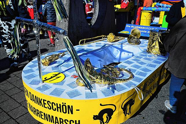 Bild 8: Bach-Na-Fahrt: Zehntausende Zuschauer bejubeln mutige Narren