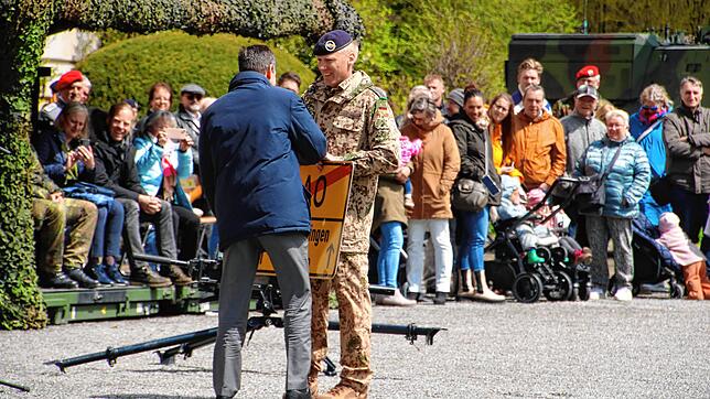 Oberstleutnant Timo Elbertzhagen, Kommandeur des Jägerbataillons 292, überreicht Oberbürgermeister Erik Pauly das Ortsschild zurück. Die ...