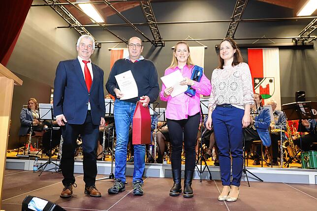 Werner Keller (100 Spenden) und Julia Blender (25) wurden von Andreas Kees (links) und Alexandra Kipp (rechts) für ihre zahlreichen ...