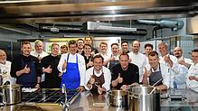 Für alle eine tolle Sache: das Gala Diner zugunsten der Nachsorgeklinik Tannheim. In der Küche stellen sich die teils mit mehreren ...