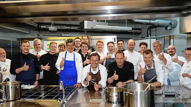 Für alle eine tolle Sache: das Gala Diner zugunsten der Nachsorgeklinik Tannheim. In der Küche stellen sich die teils mit mehreren ...