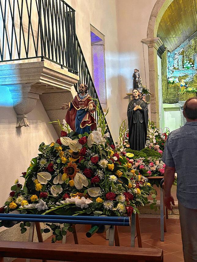Die Heiligenfiguren sind wunderschön geschmückt.