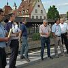 Roland Heil, Leiter der Technik für Elektrifizierung der Hochrheinbahn, erörterte Bürgermeister Adrian Schmidle und den Gemeinderäten ...