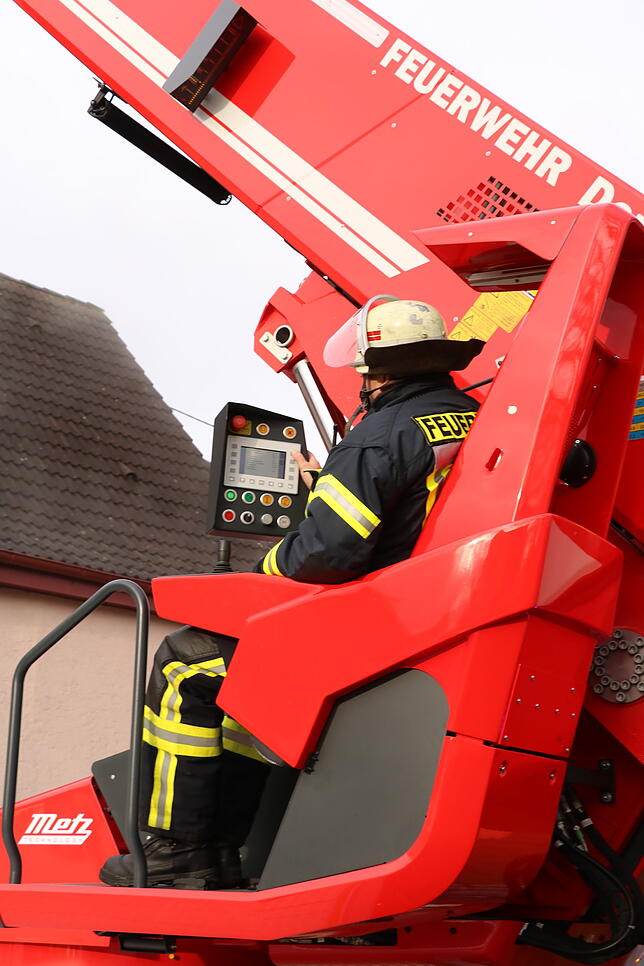 Bild 13: Die Bilder zum Feuerwehreinsatz in Allmendshofen: Eine defekte Heizung beginnt zu brennen