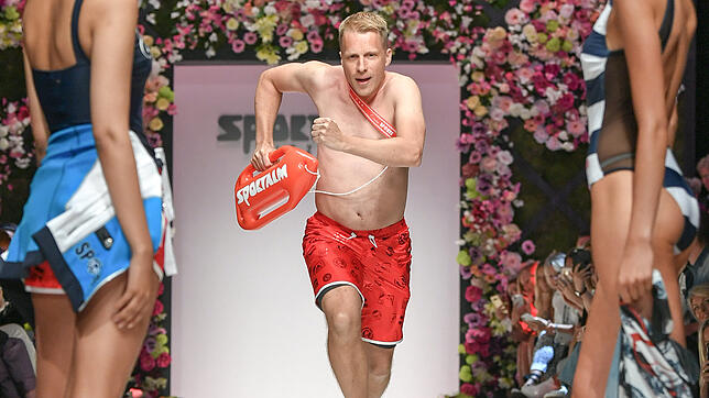Er ist sich für nichts zu schade: Oliver Pocher gibt 2019 bei einer Modenschau in Berlin den Rettungsschwimmer.