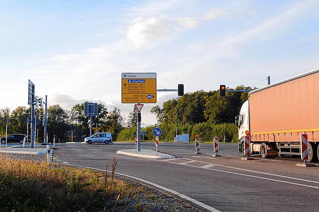 PKWs auf der B31-neu, LKWs auf der alten Bundesstraße: So hat alles seine Ordnung.