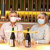 Michael und Magdalena im &bdquo;Wohnzimmer&ldquo; der Markdorfer Gastronomie &bdquo;Ambasadorka&ldquo;. Erst am 21.Mai eröffnet und muss ...