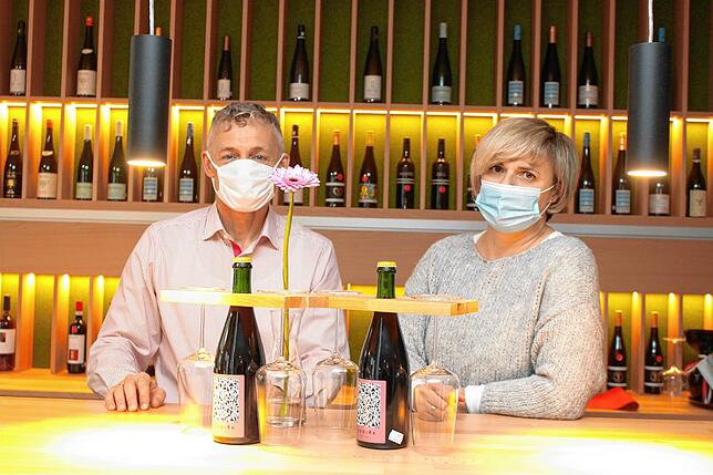 Michael und Magdalena im &bdquo;Wohnzimmer&ldquo; der Markdorfer Gastronomie &bdquo;Ambasadorka&ldquo;. Erst am 21.Mai eröffnet und muss ...