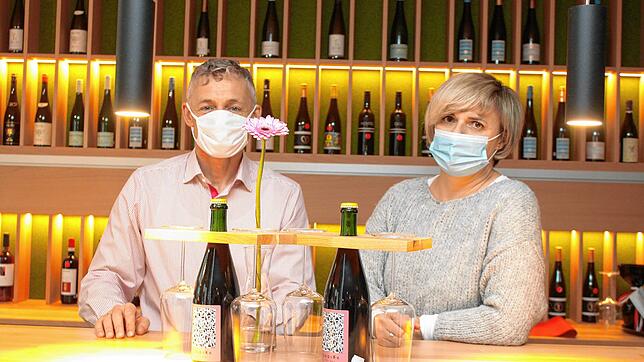 Michael und Magdalena im &bdquo;Wohnzimmer&ldquo; der Markdorfer Gastronomie &bdquo;Ambasadorka&ldquo;. Erst am 21.Mai eröffnet und muss ...