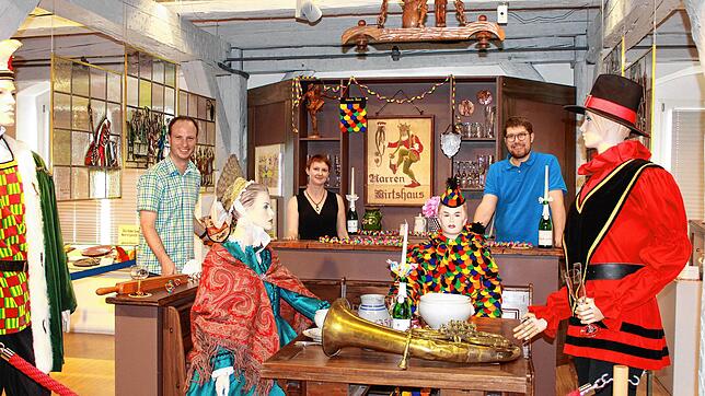 Inmitten der Stockacher Fasnachtsfiguren reihen sich im Museum Marcel Reiser, Sybille Trefflich und Johannes Waldschütz (von links) ein. ...