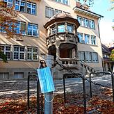 Eine Maske hängt im Herbst 2020 an einem Fahrradständer des Ellenrieder-Gymnasiums. Bereits wenige Tage nach Ferienende gab es ...