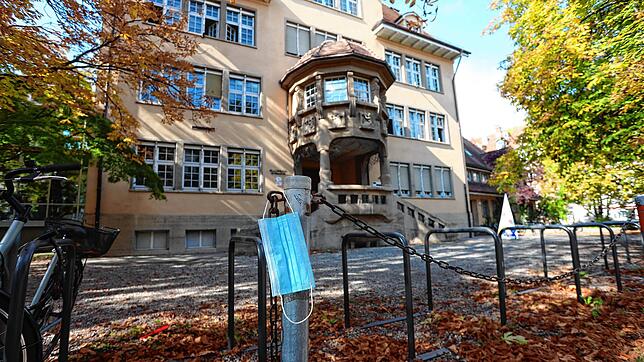Eine Maske hängt im Herbst 2020 an einem Fahrradständer des Ellenrieder-Gymnasiums. Bereits wenige Tage nach Ferienende gab es ...