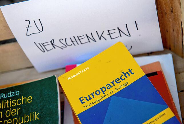 Es lohnt ein Blick in Rechtsschriften, ob „Zu Verschenken!“-Kisten erlaubt sind.