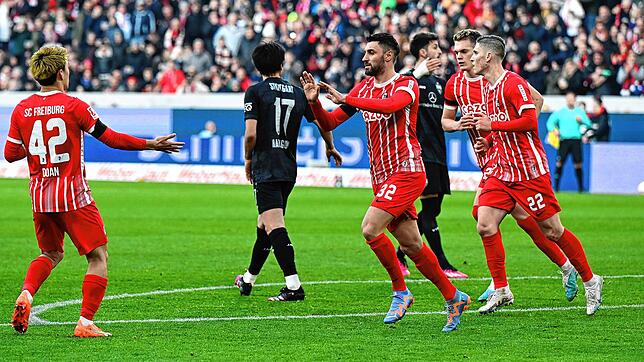 Fußball, Bundesliga, SC Freiburg &ndash; VfB Stuttgart, 20. Spieltag, Europa-Park Stadion. Freiburgs Vincenzo Grifo (M) freut sich über ...