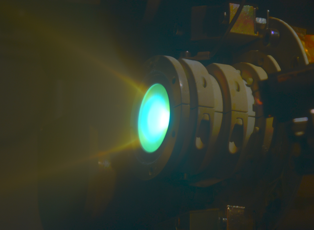 Jod als Treibstoff: Grünlichblau leuchtet das neue Satellitentriebwerk von Airbus DS.