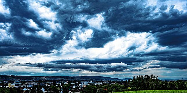 Heftige Wolkenbewegungen wie kurz vor dem Gewitter am 22. Juni: ein für den mitteleuropäischen Sommer völlig normales Bild. ...