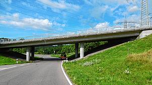 Seit Montag, 9. Oktober, wird die Brücke an der B500 bei Gaiß saniert.