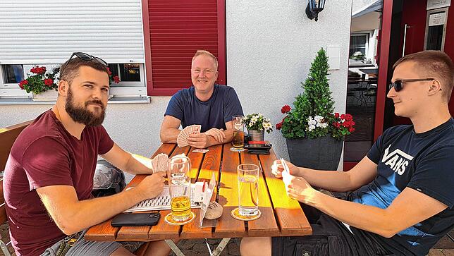 Robert Martin, Matthias Meyer und Markus Müller (von links) treffen sich regelmäßig im Biergarten der Linde zur Skatrunde.