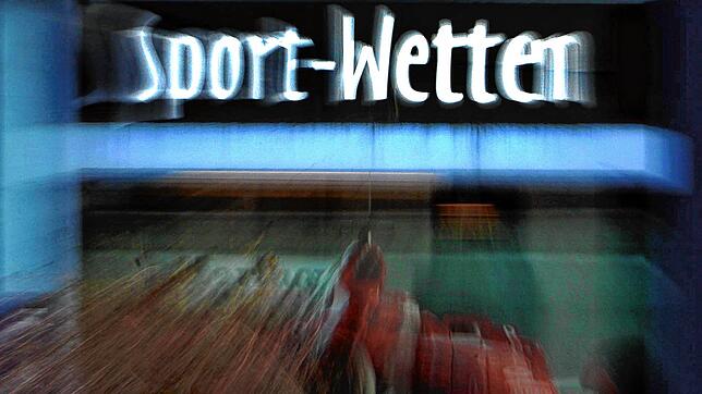In Wettbüros kann man auf Sportereignisse weltweit wetten &ndash; auch live. Das Geschäft mit der Hoffnung auf das schnelle Geld ...