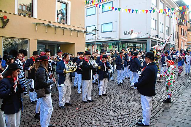 Bild 24: Fasnachts-Auswerfen und Narrenbaumstellen: Bilder des Hochrhein Narrentreffens in Tiengen (Teil 1)