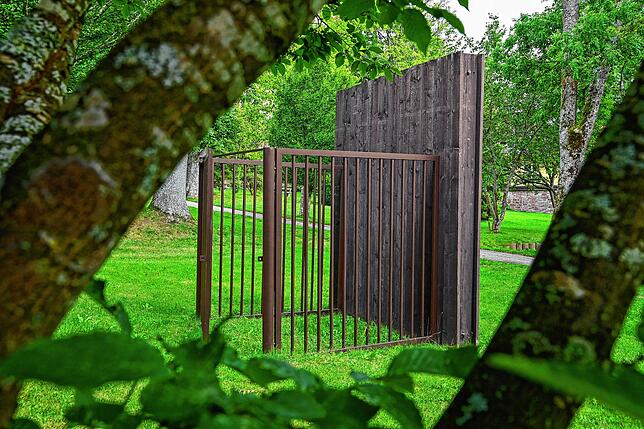 Das Kunstwerk Potemkinsche Dörfer II von Asta Gröting steht ebenfalls auf dem Alten Friedhof.