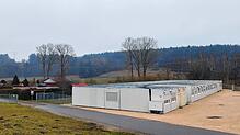 Ein Teil der Container der Gemeinschaftsunterkunft. Insgesamt gibt es Platz für 90 Geflüchtete. Links sieht man die Kleingartenanlage.