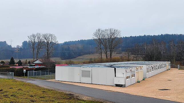 Ein Teil der Container der Gemeinschaftsunterkunft. Insgesamt gibt es Platz für 90 Geflüchtete. Links sieht man die Kleingartenanlage.