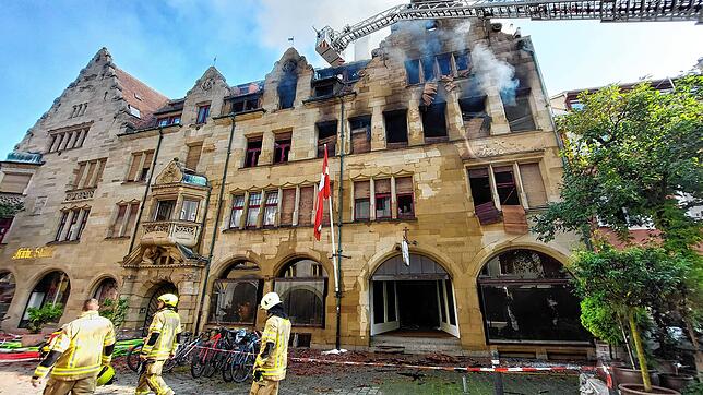 (Archivbild) Am 25. Juli 2024 bricht in der Nacht ein Brand in der Zollernstraße aus. Bewohner des Hauses sowie Anwohner und Gäste des ...