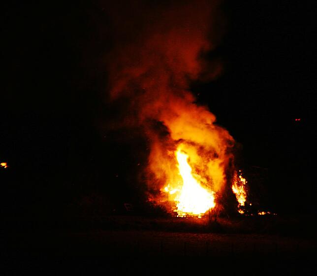 Das Schwaninger Fastnachtsfeuer auf der Anhöhe Richtung Kalvarienberg. Bild: Johannes Renner