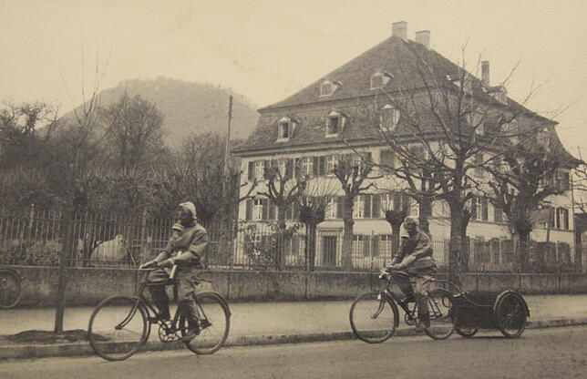 Das Verhalten bei Gasangriffen wurde im Zweiten Weltkrieg auch in Singen geübt. Im Hintergrund das Schloss.