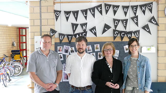 Besuch bei der Wutachschule in Tiengen (von links): Jürgen Schmidt (Elternbeiratsvorsitzender), Sebastian Baumgartner (Schulleitung), ...