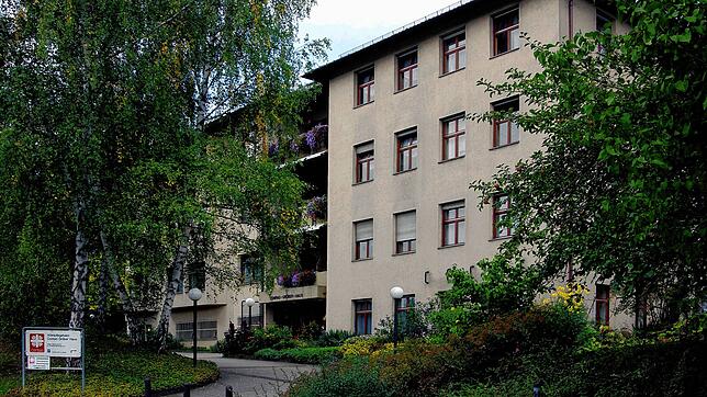 1980: Nach dem Abriss des Meßkircher Krankenhauses wurde das Conrad-Cröber-Haus als Altenpflegeheim in Meßkirch gebaut. Der Haupteingang ...