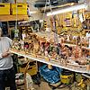 Giovanni Russo präsentiert seine selbst gebaute Weihnachtskippe in seiner Werkstatt. Weil nicht genug Platz ist, hat der Bastler sein ...