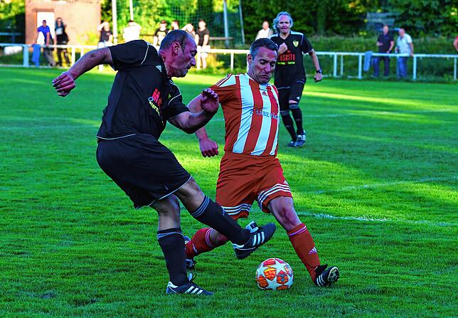 Bild 16: Zwölf Tore fallen beim Derby der Legenden in Rheinfelden &ndash; und wir haben die Bilder!