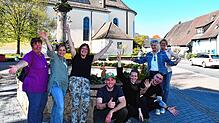 Die Mitglieder des Vereins Dorfkultur, unterstützt von der Grabbe-Clique und dem TuS Herten, am geschmückten Linden-Brunnen in Herten. ...