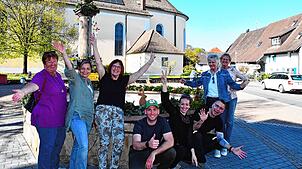 Die Mitglieder des Vereins Dorfkultur, unterstützt von der Grabbe-Clique und dem TuS Herten, am geschmückten Linden-Brunnen in Herten. ...