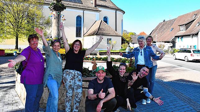 Die Mitglieder des Vereins Dorfkultur, unterstützt von der Grabbe-Clique und dem TuS Herten, am geschmückten Linden-Brunnen in Herten. ...