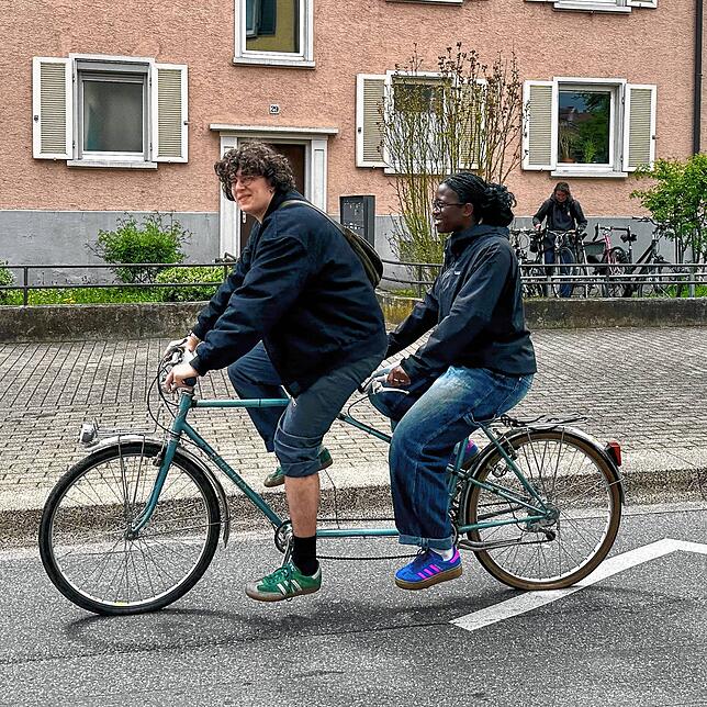 Raphael Nowoczyn aus Konstanz und Victoria Meyer aus Bern (von links) fahren das Tandem im Paradies probe. Sie müssen leider ...