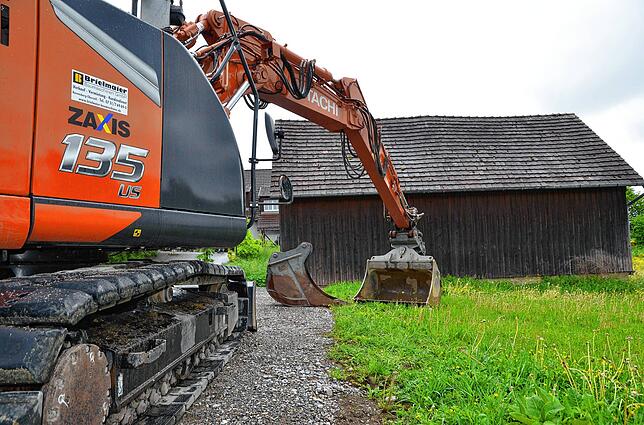 Der Bagger ist da: Die Erdarbeiten für den neuen Dorfplatz in Ittendorf können beginnen.