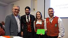 Zum 100. Geburtstag gratulierten Ralf Eckert und Simon Stoll vom Blasmusikverein Hochrhein den Vorsitzenden Jessica Schmid und Timo ...