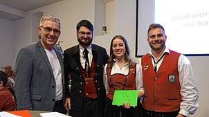 Zum 100. Geburtstag gratulierten Ralf Eckert und Simon Stoll vom Blasmusikverein Hochrhein den Vorsitzenden Jessica Schmid und Timo ...