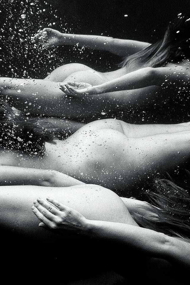 „Feminina Landscapea“: Das Aktfoto unter Wasser zeigt eine weibliche Körperlandschaft und ist doch kein Stück voyeuristisch.