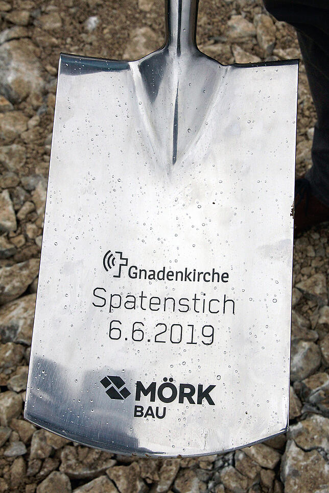 Auf dem Metall ist das Datum des Spatenstiches für die Gnadenkirche eingraviert.