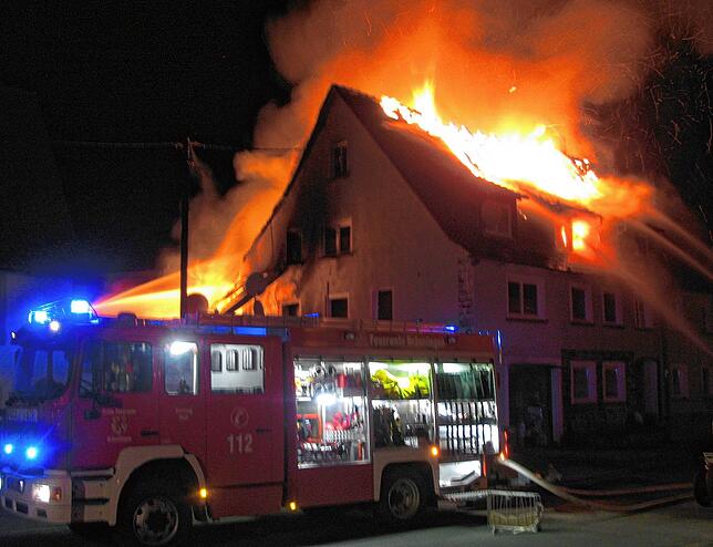 Lichterloh steht das Haus in der Blaumeerstraße in Flammen. Die Feuerwehr ist bereits vor Ort, um das Feuer zu löschen.