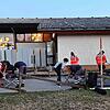 Helfer bauen vor der Hotzenwaldhalle Feldbetten zusammen. Rund 80 Personen sollen immer für kurze Zeit in der Halle untergebracht werden ...