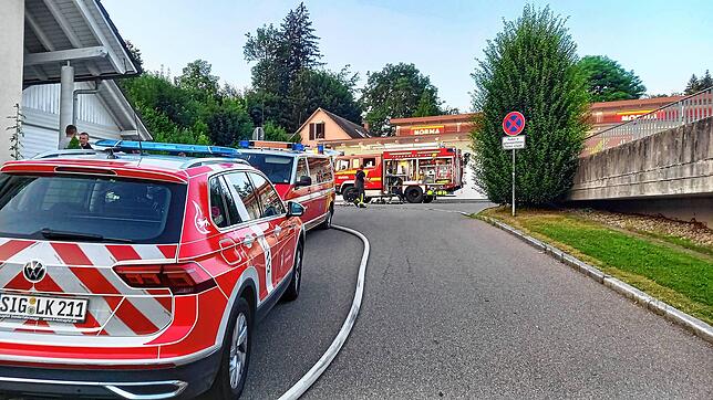 Mit zahlreichen Einsatzfahrzeugen waren die Rettungskräfte vor Ort.