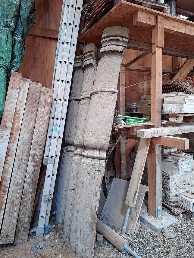Die vier Eichensäulen-Fragmente aus dem alten Kaufhaus in einer Lagerhalle des städtischen Bauhofs in Stockach. So fand der ...