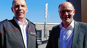 Mit der Sirene im Hintergrund: Stefan Schüttler, Leiter des Bevölkerungsschutzes, und Oberbürgermeister Bernd Häusler auf dem Dach des ...