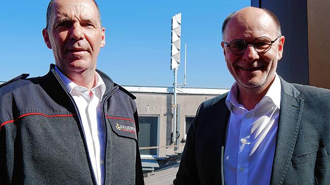 Mit der Sirene im Hintergrund: Stefan Schüttler, Leiter des Bevölkerungsschutzes, und Oberbürgermeister Bernd Häusler auf dem Dach des ...
