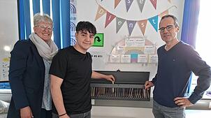 Metin Kedikli, Zehntklässler der Realschule am Eichberg, stellt sein Smartphone in die Handygarage eines Klassenzimmers. Der ...